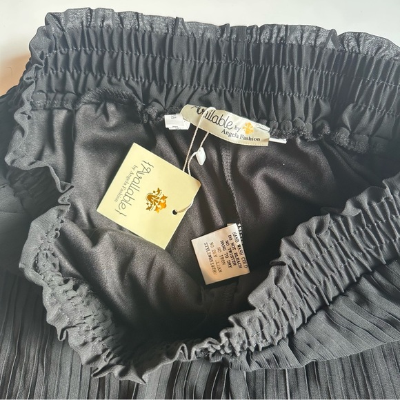 Available by Angela Women’s Black Pleated Flowy Shorts Size L NWT Built-In Liner - Picture 2 of 7